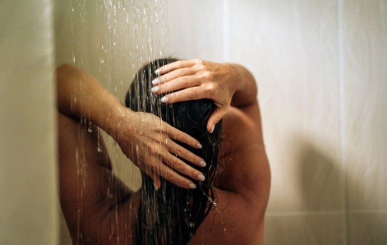 3 sai lầm khi gội đầu mùa đông khiến tóc xẹp lép dính sát da đầu đổi sang cách này tóc bồng bềnh như mây - 1