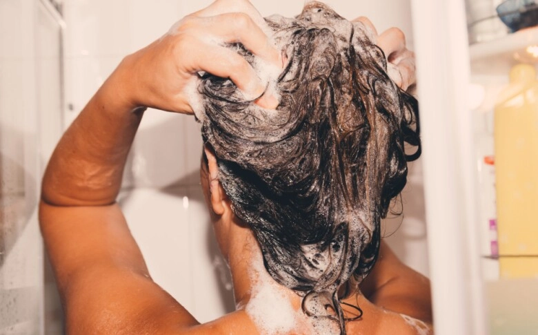 3 sai lầm khi gội đầu mùa đông khiến tóc xẹp lép dính sát da đầu đổi sang cách này tóc bồng bềnh như mây - 2