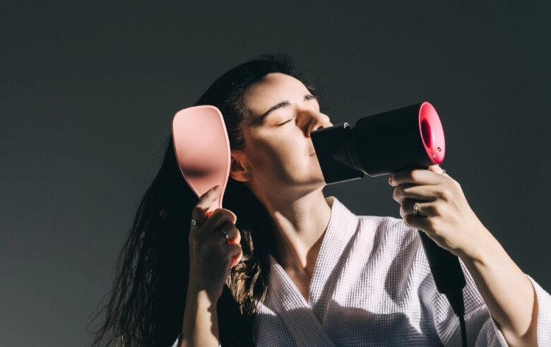 3 sai lầm khi gội đầu mùa đông khiến tóc xẹp lép dính sát da đầu đổi sang cách này tóc bồng bềnh như mây - 3