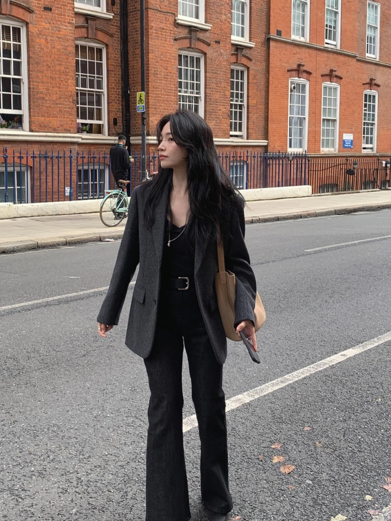 Chị em diện đồ đen nhất định phải nhớ 5 nguyên tắc này sai là dễ bị cộng thêm tuổi nhìn kém sang hẳn - 2