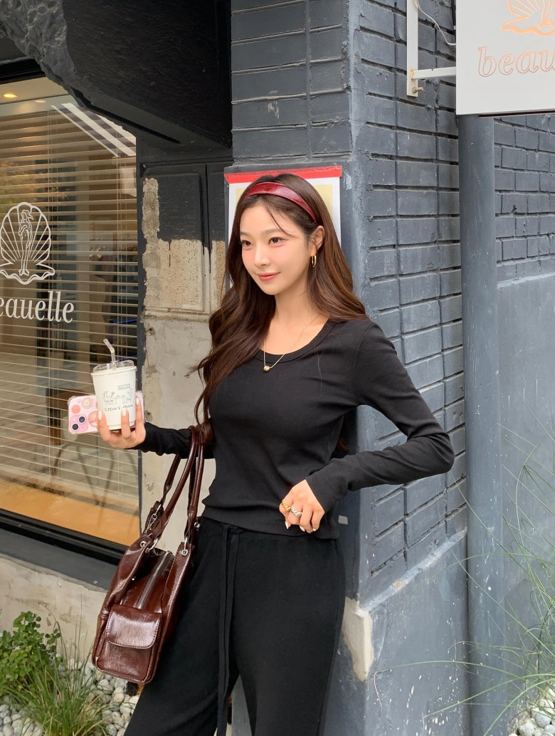 Chị em diện đồ đen nhất định phải nhớ 5 nguyên tắc này sai là dễ bị cộng thêm tuổi nhìn kém sang hẳn - 5