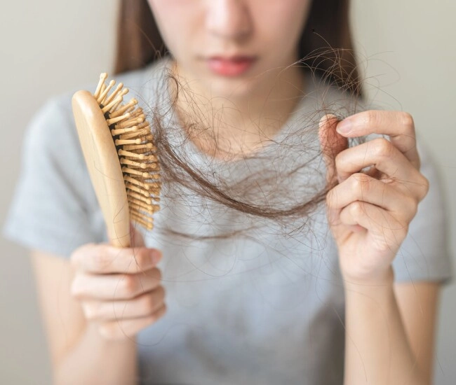 Chị em tóc rụng như lá mùa thu phải thử 9 bước cứu tinh này làm xong tóc chắc khỏe suôn mượt hơn hẳn - 1