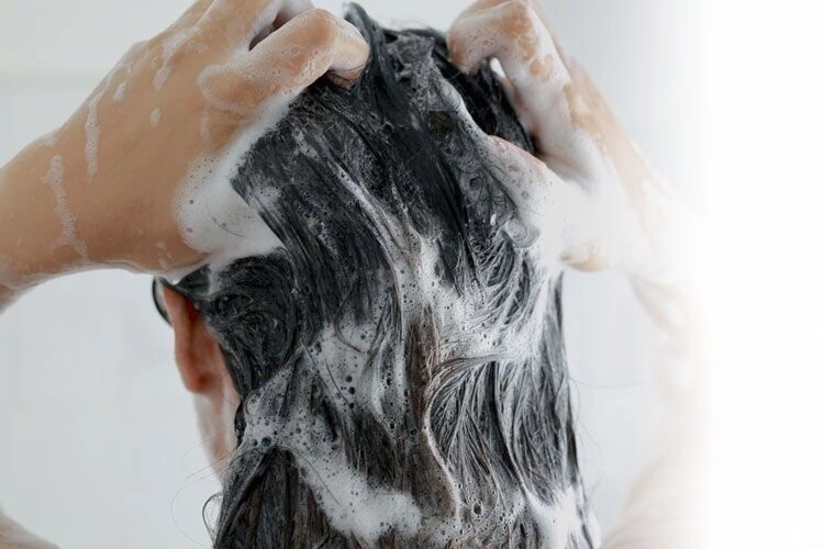 Chị em tóc rụng như lá mùa thu phải thử 9 bước cứu tinh này làm xong tóc chắc khỏe suôn mượt hơn hẳn - 2