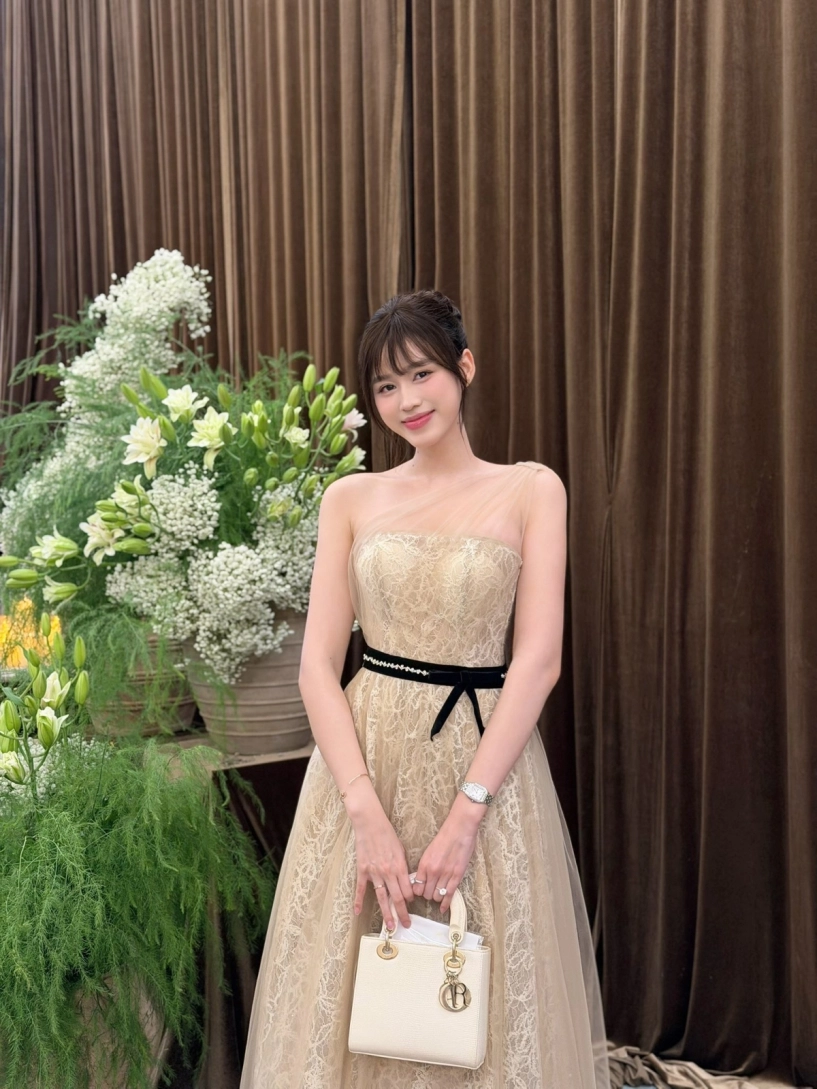 Đỗ thị hà diện set đồ 450 triệu đồng đi ăn cưới - 1