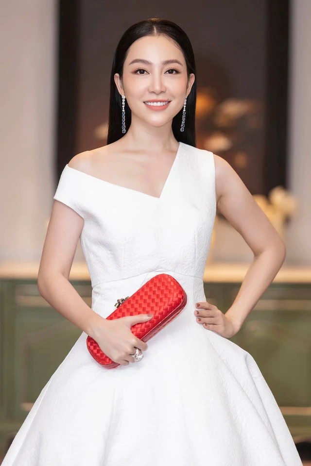 Em gái sinh đôi của hoa hậu giàu nhất việt nam giàu nứt vách không kém chị được mệnh danh là chim công - 12