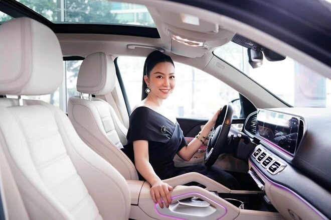 Em gái sinh đôi của hoa hậu giàu nhất việt nam giàu nứt vách không kém chị được mệnh danh là chim công - 13