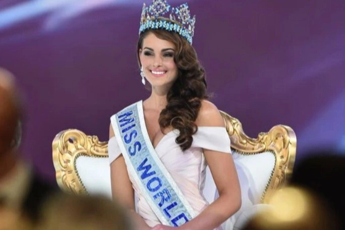 Hoa hậu thế giới đầu tiên sinh ra bằng thụ tinh ống nghiệm sau 11 năm đăng quang nhan sắc giờ ra sao - 1