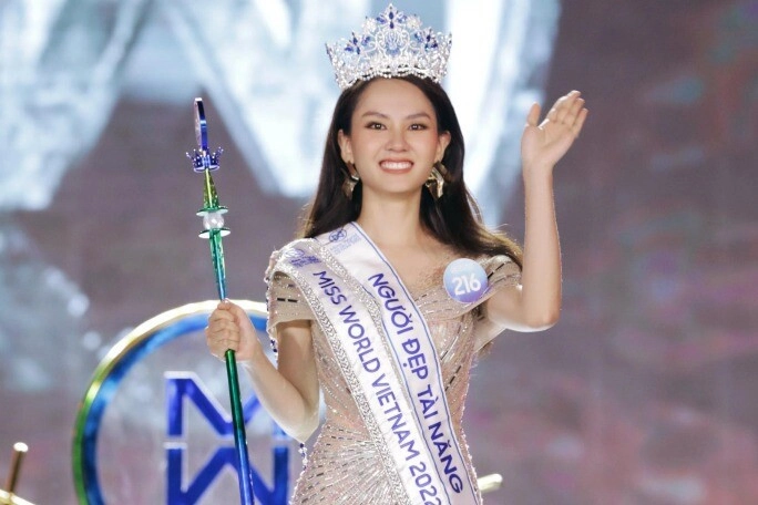 Hoa hậu việt vướng nghi vấn khai gian chiều cao bất ngờ bán vương miện 3 tỷ giữa lúc đương nhiệm là ai - 1