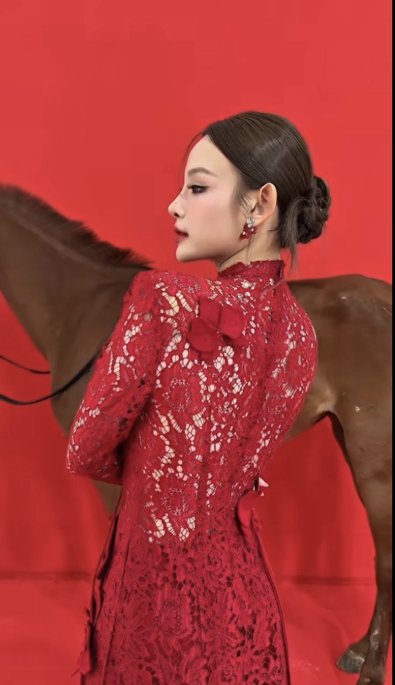 Huyền baby gây chú ý với concept ngập sắc đỏ mã đáo thành công - 1