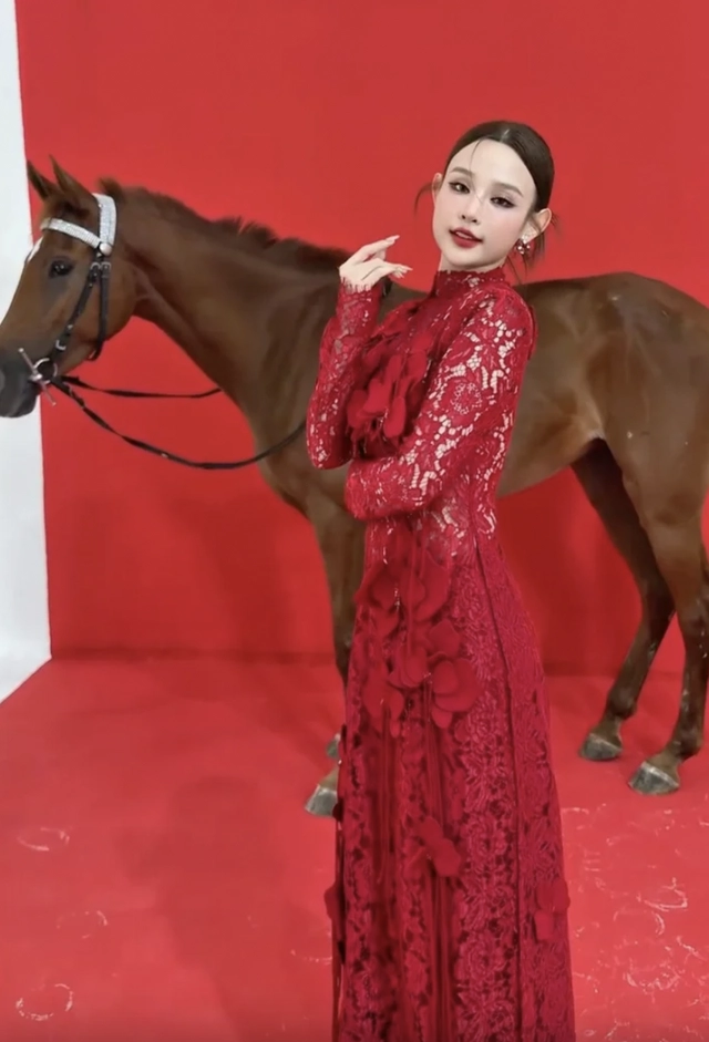 Huyền baby gây chú ý với concept ngập sắc đỏ mã đáo thành công - 3