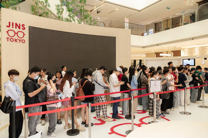 Jins mang những cặp kính nhẹ như không khí tới việt nam - 1