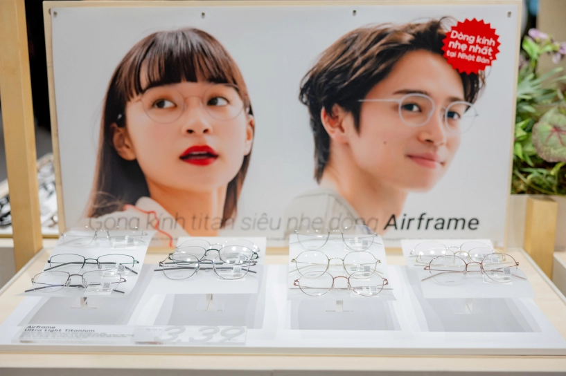 Jins mang những cặp kính nhẹ như không khí tới việt nam - 3