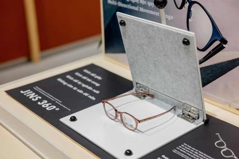 Jins mang những cặp kính nhẹ như không khí tới việt nam - 4