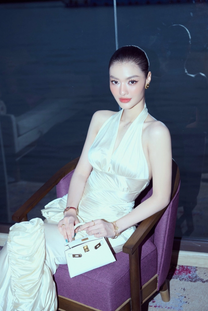 Kiều loan phối set đồ gần 3 tỷ đi trà chiều - 1