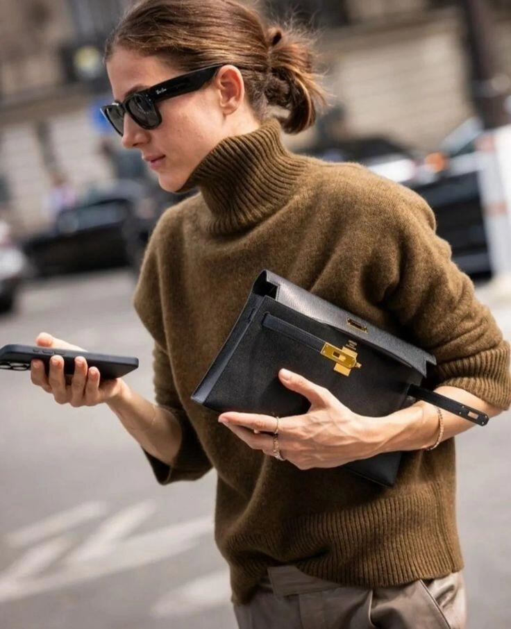 Mặc áo len cổ lọ hay cổ tròn để trông gầy hơn chị em có gu luôn dùng công thức này để không bao giờ sai - 1