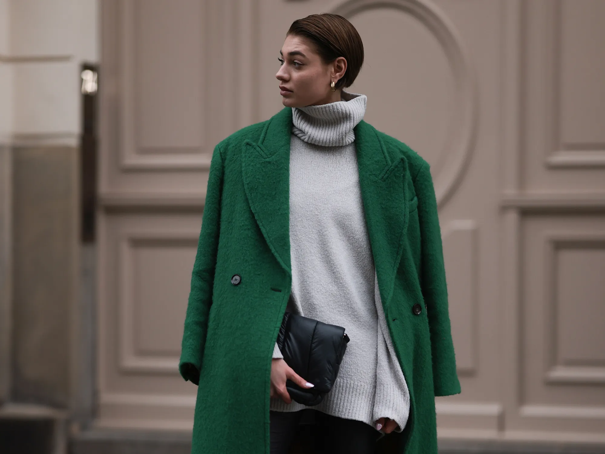 Mặc áo len cổ lọ hay cổ tròn để trông gầy hơn chị em có gu luôn dùng công thức này để không bao giờ sai - 4