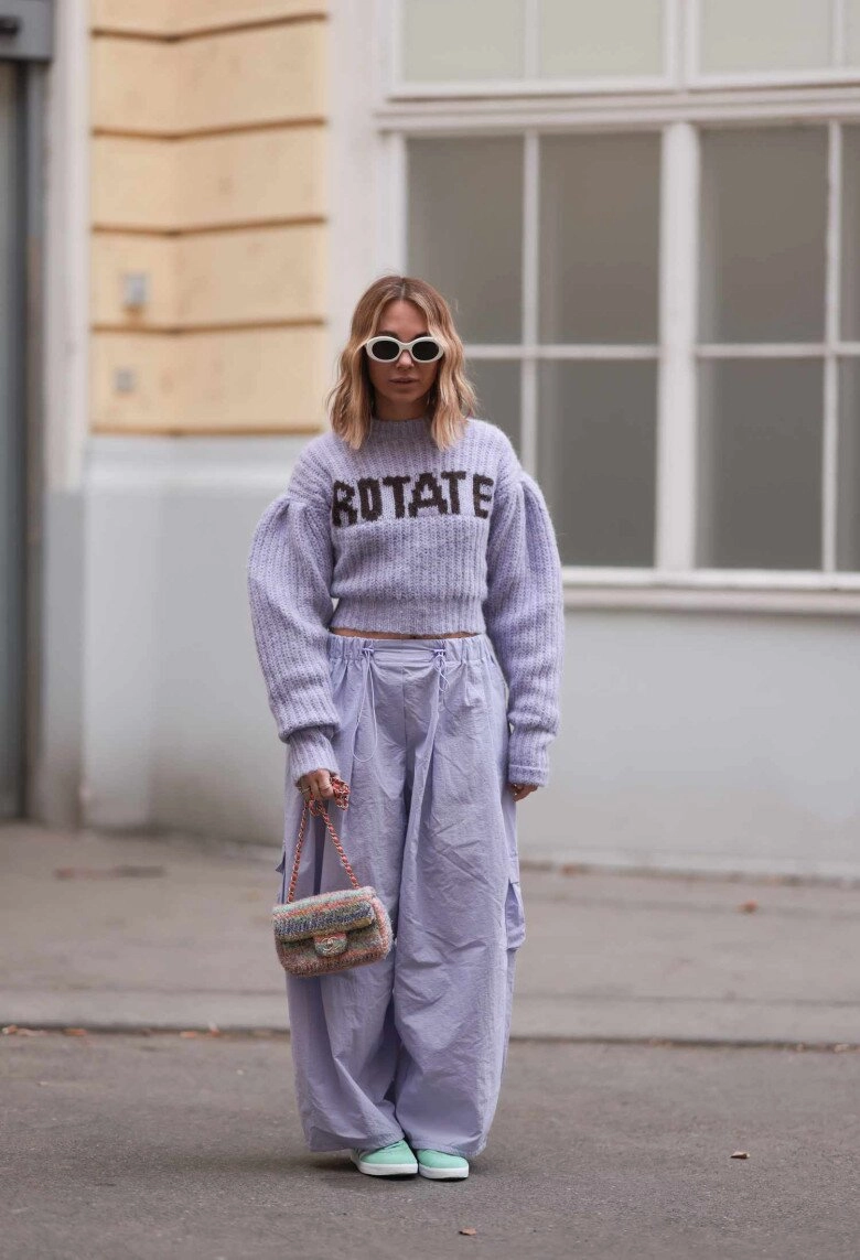 Mặc áo len cổ lọ hay cổ tròn để trông gầy hơn chị em có gu luôn dùng công thức này để không bao giờ sai - 13