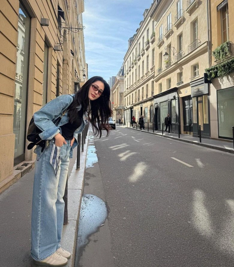 Mặc áo len đen suốt mùa đông không sợ bị chê già xấu nếu bạn biết 8 công thức phối đồ sành điệu và hack tuổi - 1