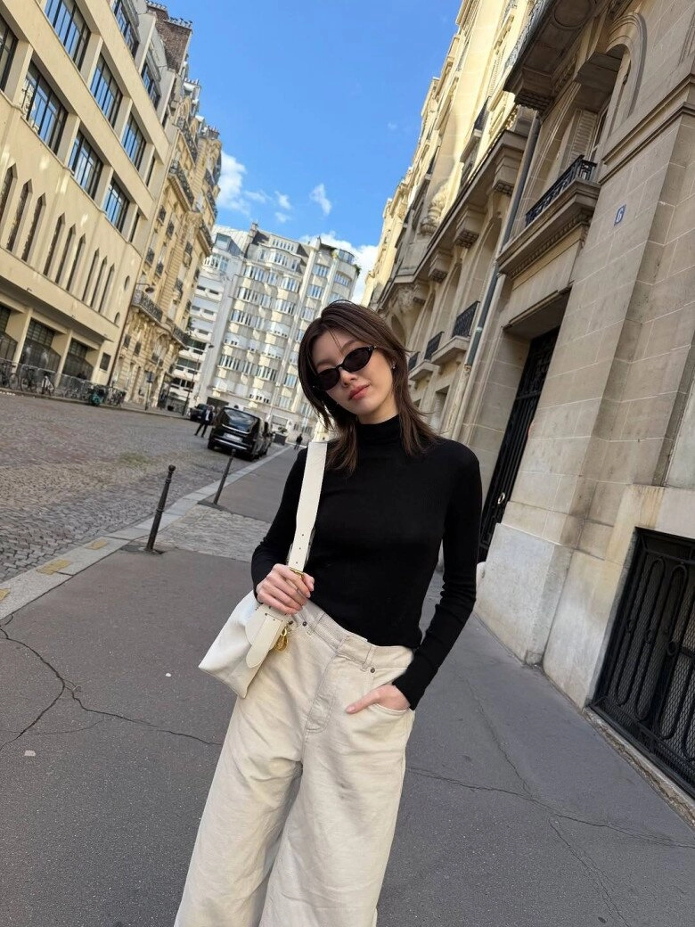 Mặc áo len đen suốt mùa đông không sợ bị chê già xấu nếu bạn biết 8 công thức phối đồ sành điệu và hack tuổi - 2