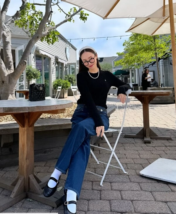 Mặc áo len đen suốt mùa đông không sợ bị chê già xấu nếu bạn biết 8 công thức phối đồ sành điệu và hack tuổi - 4