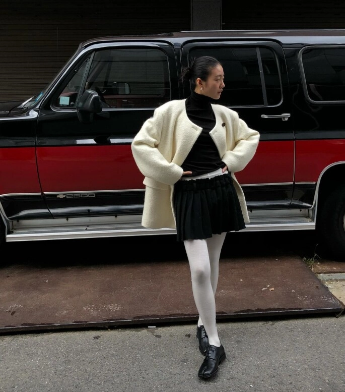 Mặc áo len đen suốt mùa đông không sợ bị chê già xấu nếu bạn biết 8 công thức phối đồ sành điệu và hack tuổi - 7