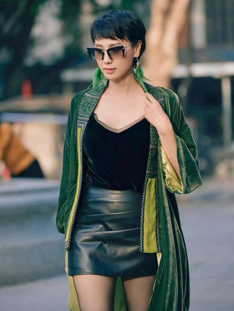 Mẹ vợ đoàn văn hậu tuổi u50 mặc trẻ trung như 30 - 1