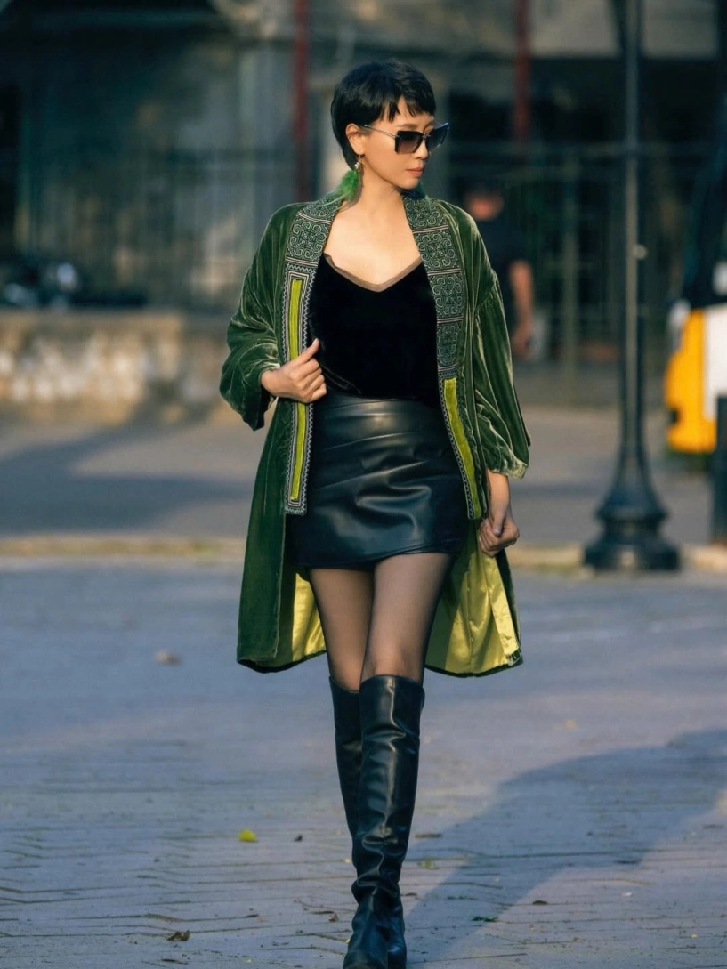 Mẹ vợ đoàn văn hậu tuổi u50 mặc trẻ trung như 30 - 2