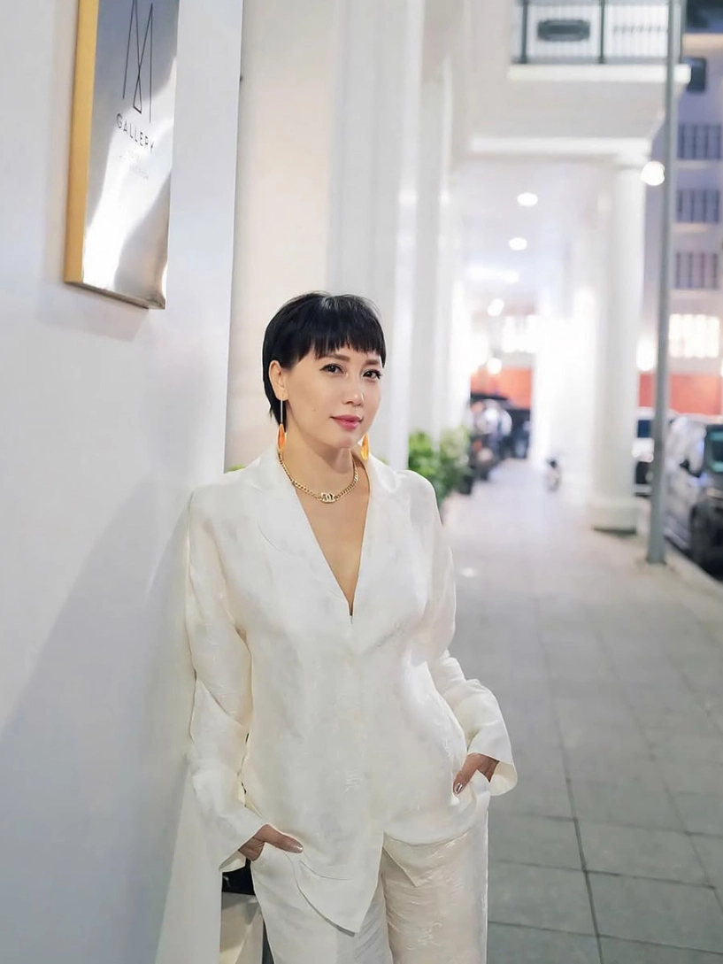 Mẹ vợ đoàn văn hậu tuổi u50 mặc trẻ trung như 30 - 3