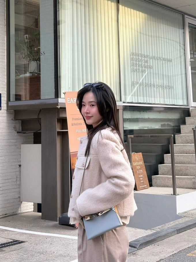 Midu xách túi 800 triệu đồng dạo phố seoul - 1