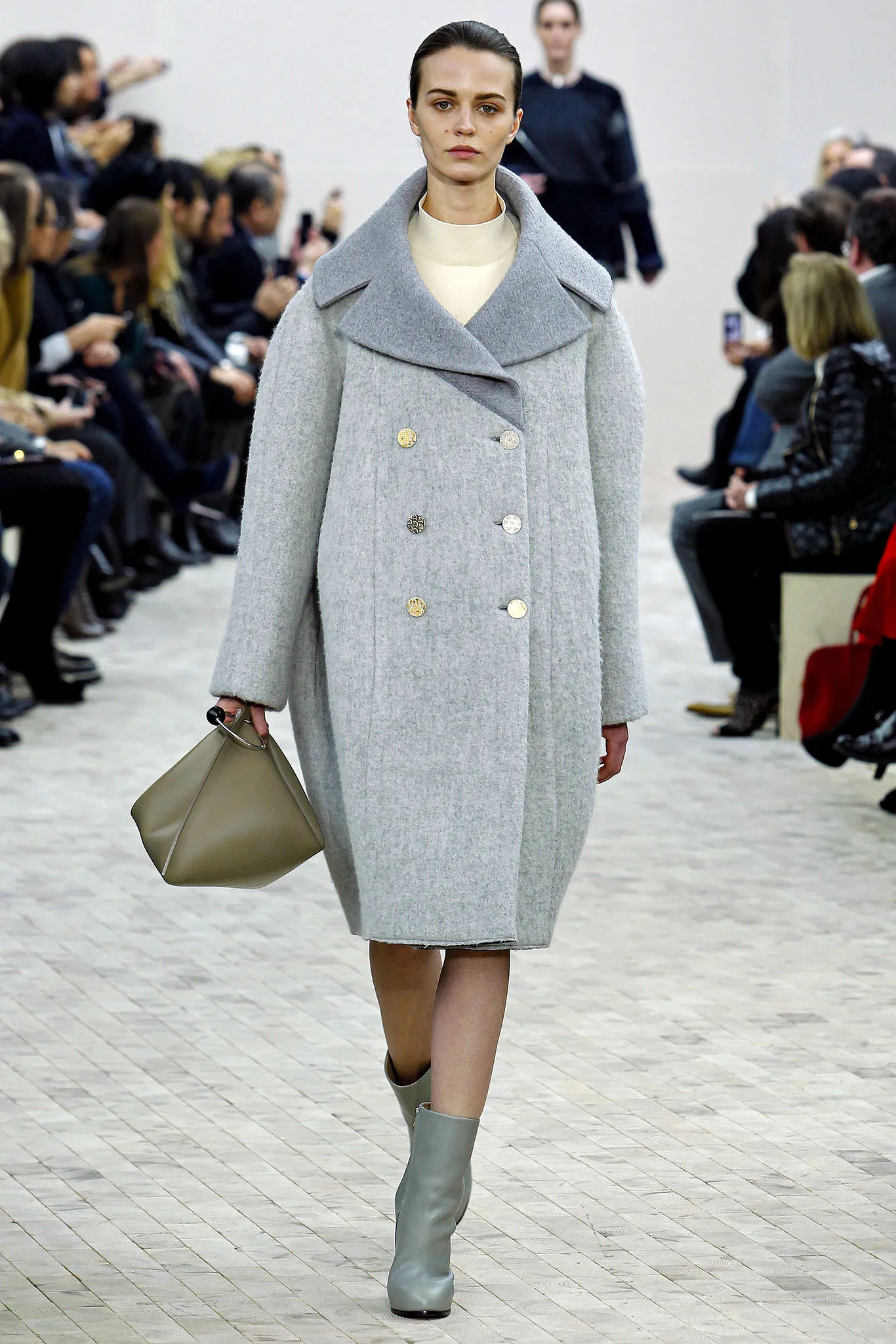 Mua áo khoác mùa đông phụ nữ nhất định phải tránh 3 kiểu này vì chúng trông rẻ tiền và dìm dáng thảm hại - 1