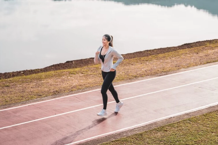 Muốn giảm cân cấp tốc trước tết nên đi bộ nhanh hay chạy bộ chị em bắt đầu từ hôm nay để có dáng đẹp - 1