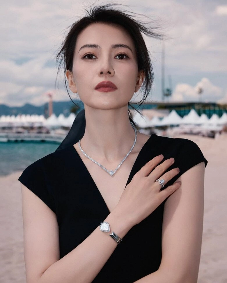 Mỹ nhân 47 tuổi trẻ mãi không già nhờ chăm uống loại nước đỏ lừ chợ việt nam bán đầy - 4