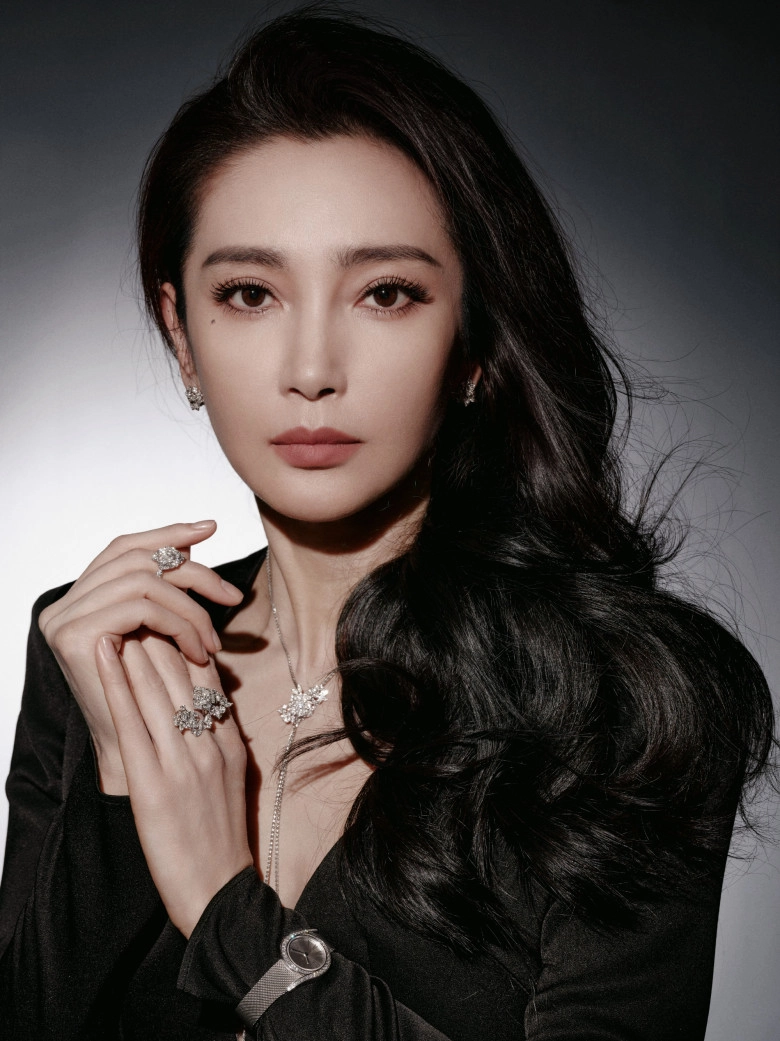 Mỹ nhân khó tính bậc nhất showbiz từng đuổi 20 giúp việc ăn 5 quả chanh leo chải tóc 300 lần để trẻ lại 20 tuổi - 1