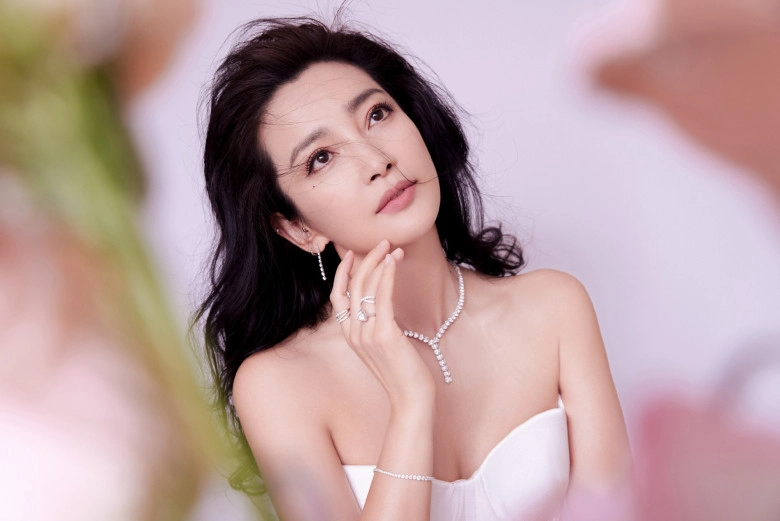 Mỹ nhân khó tính bậc nhất showbiz từng đuổi 20 giúp việc ăn 5 quả chanh leo chải tóc 300 lần để trẻ lại 20 tuổi - 2