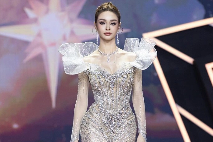 Mỹ nhân lai pháp cao 1m76 không danh hiệu vẫn được thi quốc tế mê diện cắt xẻ khoe đường cong đẹp hút hồn - 2