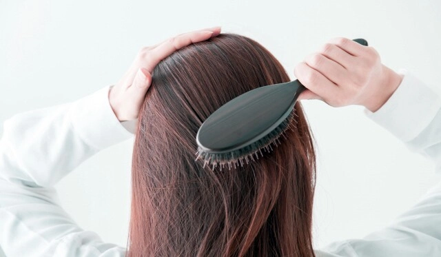 Nên cúi xuống hay ngửa ra sau khi gội đầu đây là cách gội giúp tóc mỏng thưa ngày càng dày bồng bềnh - 2