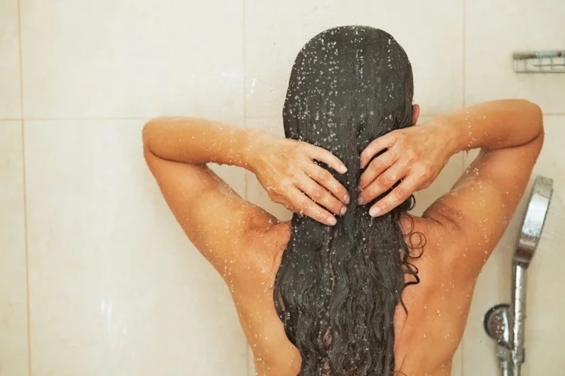 Nên cúi xuống hay ngửa ra sau khi gội đầu đây là cách gội giúp tóc mỏng thưa ngày càng dày bồng bềnh - 3