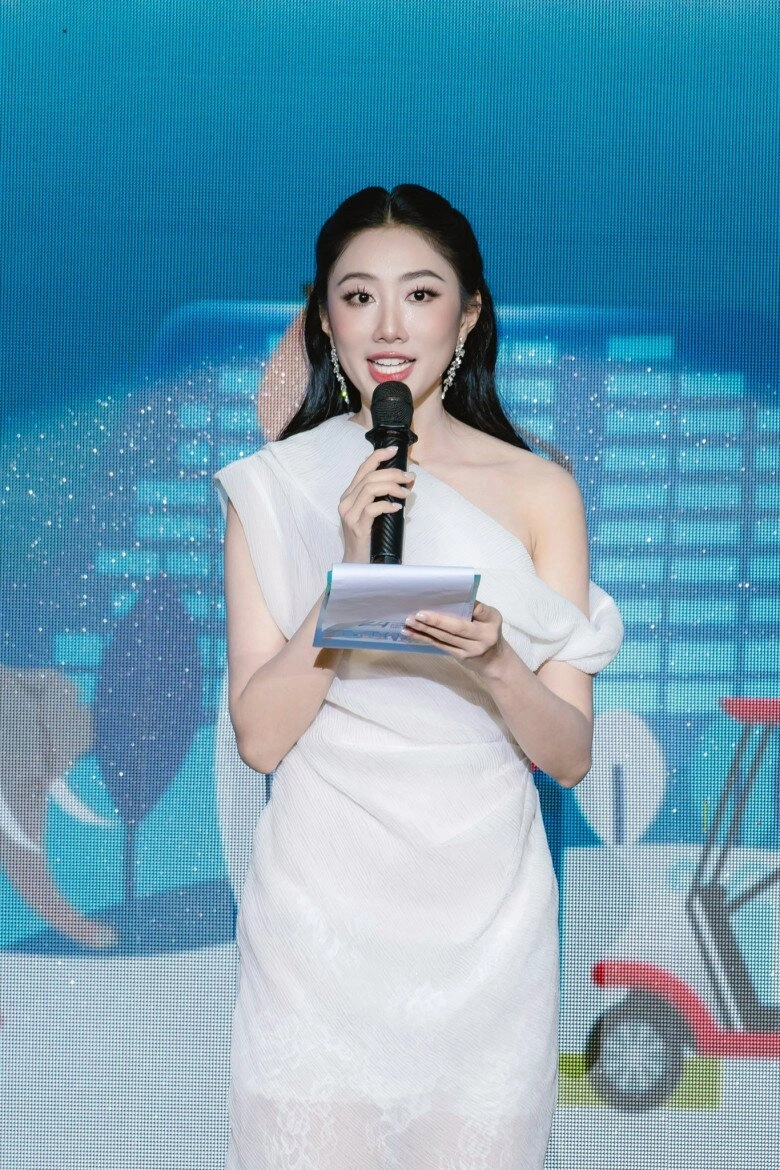 Nữ mc gây sốt khi đọ sắc bên top 2 miss cosmo thi hoa hậu lọt top 20 visual như sinh đôi với phương linh - 11