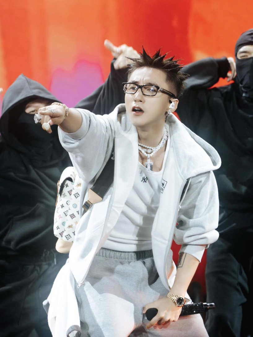 Sơn tùng m-tp chăm đeo đồng hồ 13 tỷ đồng - 9