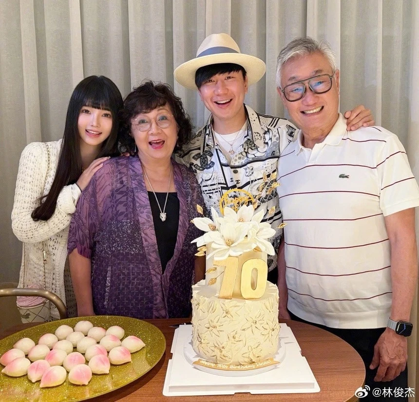 thiên kim tiểu thư là bạn gái kém 21 tuổi của bạn thân châu kiệt luân nhan sắc ảo như ai body quyến rũ mê người - 1