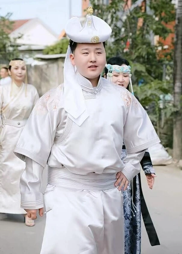 Trang phục chàng rể mông cổ gây chú ý ở lễ rước dâu việt - 1