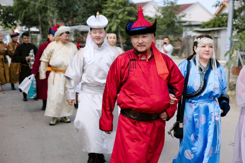 Trang phục chàng rể mông cổ gây chú ý ở lễ rước dâu việt - 2