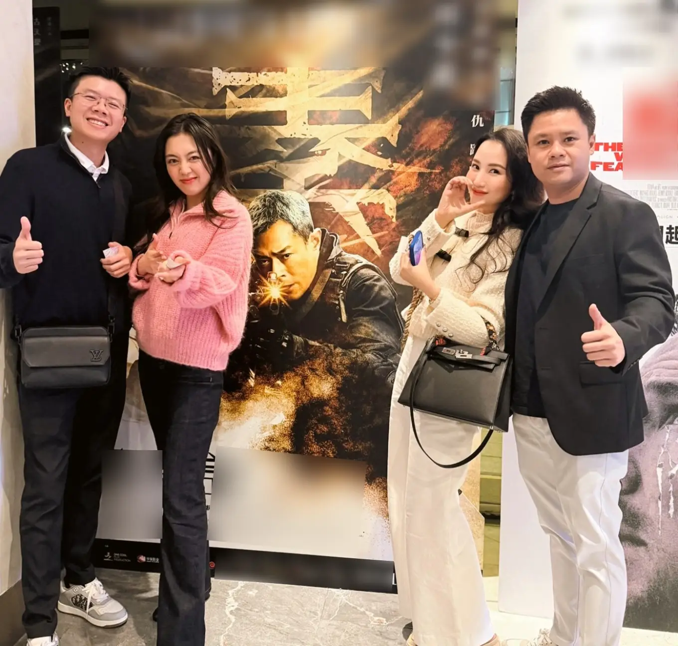 Vợ phan thành xách túi hơn nửa tỷ đồng vi vu cùng chồng - 1