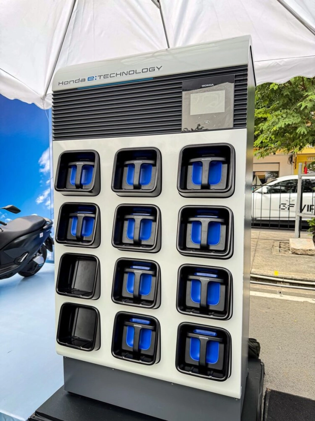 Anh em thấy sao về việc honda việt nam sẽ triển khai tủ đổi pin xe máy điện từ năm 2026 - 4