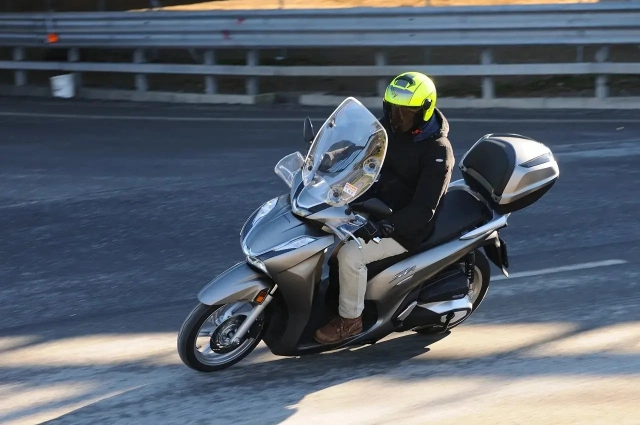 Bạn có tò mò các anh em biker châu âu đánh giá thế nào về honda sh350i không - 1