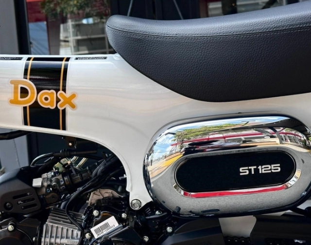 Hình ảnh thực tế của bộ đôi honda dax 2026 og white và og black vừa lên kệ tại đại lý - 1