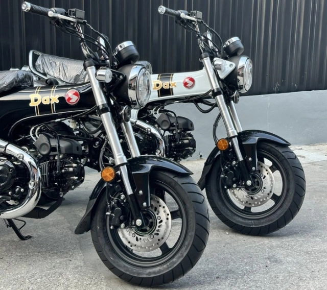 Hình ảnh thực tế của bộ đôi honda dax 2026 og white và og black vừa lên kệ tại đại lý - 3