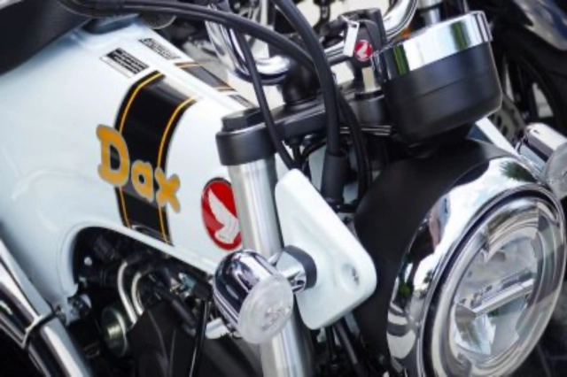 Hình ảnh thực tế của bộ đôi honda dax 2026 og white và og black vừa lên kệ tại đại lý - 8