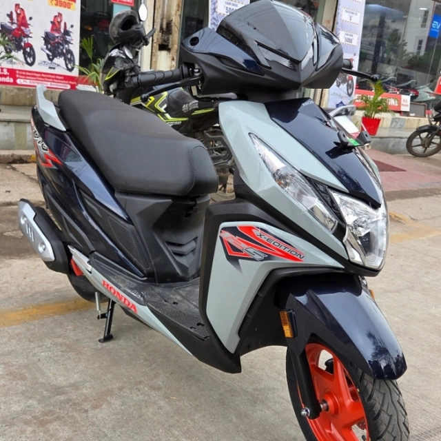 Hình ảnh thực tế của honda dio 125 x edition màn hình tft usb-c và diện mạo hai tông màu ấn tượng - 3