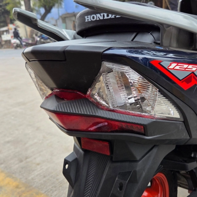 Hình ảnh thực tế của honda dio 125 x edition màn hình tft usb-c và diện mạo hai tông màu ấn tượng - 8